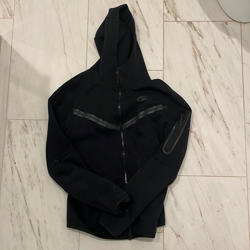 Black Men’s Nike tech. Size Men’s M!